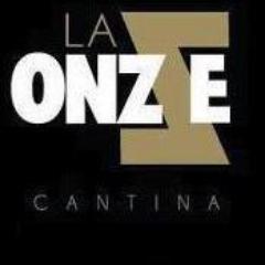 un lugar donde puedes comer desde tacos de escamoles hasta atun teriyaki, mezcales y música variada... TE ESPERAMOS!!!!