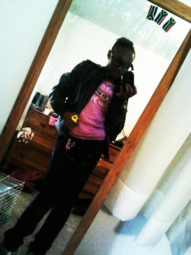 im crazyy, cute all u really needah know ^.^ so follow me and my bestie /sister @makiyahtaylor:)