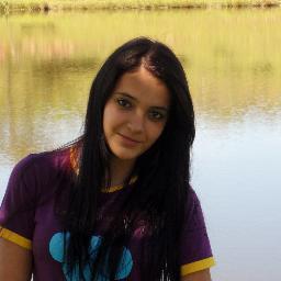 .....Eu soou umaaa meeniina muito idiota principalmente quando estou com os meus amiiigosszz, e não importa o tamanho do problema eu vou estar sempre sorrindo..