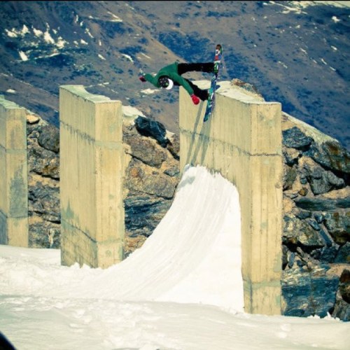 your average bitch just hanging around the slopes. #snowboarderlife #babyanon