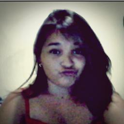 Curto Belchior, não estou foragida da polícia do Uruguai. Amo o @DaniloGentili *.* Também sou a mais gata do twitter u.u