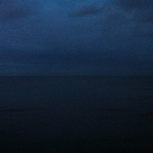 iwaslikeyo's profile picture. slept at a holiday inn, took a lot of pills, two of them were vitamins