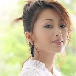 酒井 法子（さかい のりこ）
1971年2月14日生まれ
女優、元アイドル、元タレント。
福岡県出身。オフィスニグンニイバ所属。
よろしくお願いしますb
