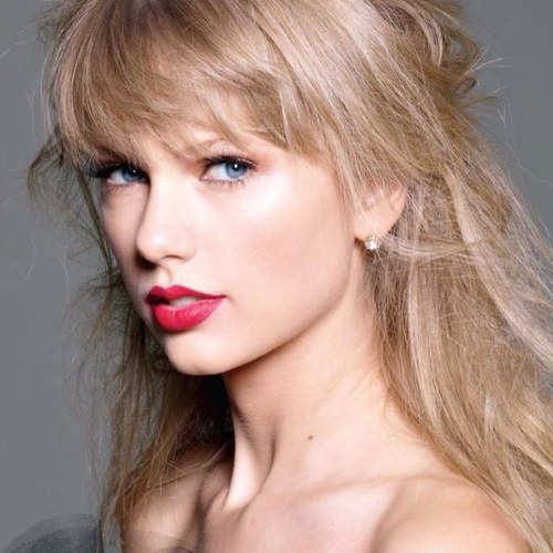 I loveeeeeeeeeeee Taylor Swift ♥ 
She helps me to feel better when I'm feeling down, she makes my day brighter :) I hope I can meet her someday!