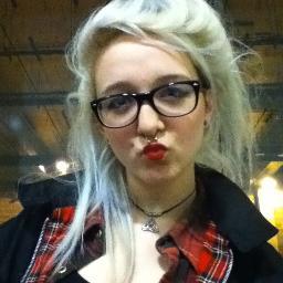 hi, im very exciting. THIS IS MY NEW TIWTTER, OLD ONE IS @TH0M0