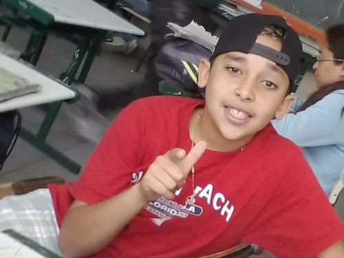 vivo feliz com um sorriso no rosto
independente da situaçao
=)
