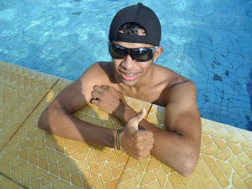' Cada um é cada um. Eu sou assim. E aprendi a gostar de mim. Gostando de mim, aprendi a respeitar mais o jeito dos outros de ser. :D