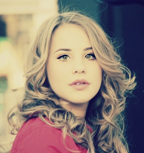 Gran fan de Lucía Gil ( lugilator total ) :P
@LuciaGil_Gil  ☺♪♪♪  
Lucia es una de las protagonistas del programa La gira y una gran cantante ◕ ‿ ◕