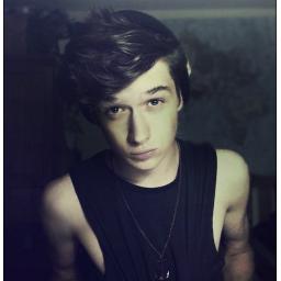 18. Mario. ¿Callejero? Sí. Skater. Erreapé. Sonriendo a pesar de todo. Los mejores abrazos son los que se dan por nada. Hasta el ∞ y + →. ¿Romántico?Aquí estoy.