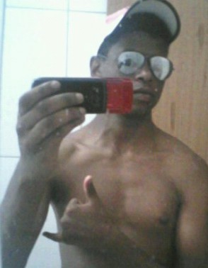 Prazer sou Jhow, gosto de ficar a toa, mexer na internet e dormir u.U sou Atleticano fanático \o/ e fããã da @Mih_kap3tinha sz' SDV todos! Add no face aí...