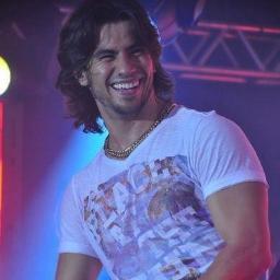 Olhos que brilham mais que a luz do sol. Corpos que se juntam com a necessidade de sentir a quentura um do outro. Fã e ídolo. @Mariano_MeM seguiu 27.04.2012 ♥