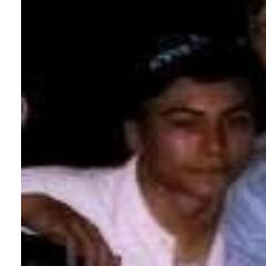 Não sou de demonstrar sentimentos, mais sou cheio deles. Eu sofro em silêncio, amo com o olhar e falo por sorrisos.(8)