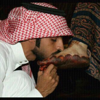بلاد نصفها زعماء