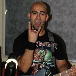 Profissional de Marketing (Gestor em Marketing), Músico (guitarrista), fanático por rock n´roll, heavy metal (UP THE IRON´S!), musculação, etc...
