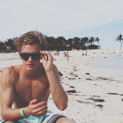 Alli & Cody both follow ✌  will always support cody till death dew us apart ~~~ i follow back xoxo