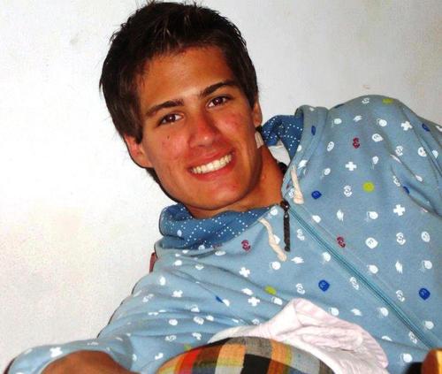 Cantante y Guitarrista de Gründer, Estudiante de Derecho en la UBA,  Trabajo en un Juzgado Penal y soy Hincha del Calamar.