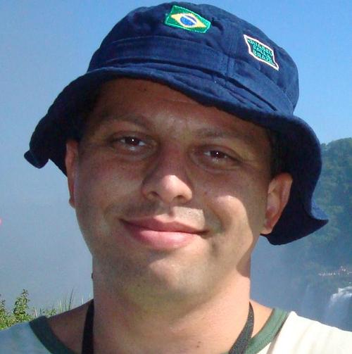 trabalho pra caramba. sou um cara tranquilo, amigo e pai. Sigo de volta.