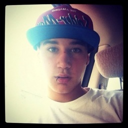 @LETmaLIKuUPnDwn 's TL do follow her ! (: