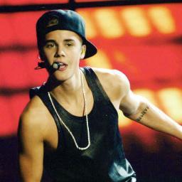 I'm Boylieber since 2010! One of my greatest desires is to go on a Justin Bieber's show. I will fight for it! *-*