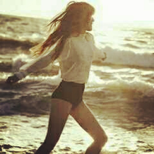 I love Bella. She is my life. She is the most beautiful person in the whole wide world. I love You Bella Thorne.