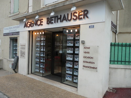 L'équipe de l' Agence Immobiliere Bethauser située à Toulon Ouest vous accompagne dans vos démarches, achats/ventes de maisons/villas, terrains, appartements.