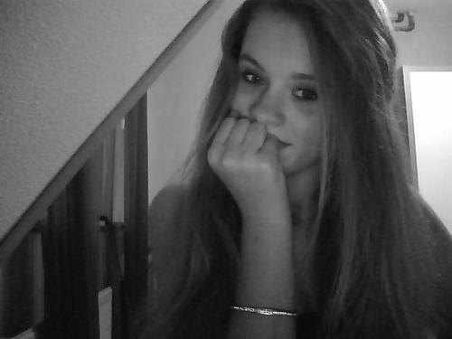 Marieke is mijn beste vriendinnetje! ik hou van jou bitch. xxx Sylvana 3, moppie ikhoukapotveelvanje op korfbal grootste lol xo Romy