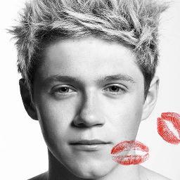I'm a cheerleader, my 3 fav bands are One Direction , the ramones and The Beatles I love Justin Bieber, music, Niall Horan and pizza