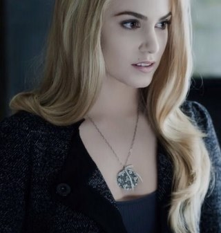 BlondeBitex's profile picture. |Rósé| 18 | Vampire | Caution.. I bite | Family is everything to me.. Hurt my family and I will not be held responsible for my actions..| #OlympicCoven|