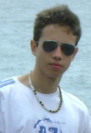 Corinthiano fanático, namorado fiel, aspirante a educador matemático e futuro pai de família. Católico protestante.