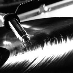 El vinilo desaparecerá, pero nadie me quitará la felicidad al oír ese sonido rasgado...