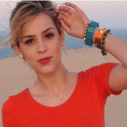 E é você o motivo o qual me faz acordar sorrindo todos os dias! @SophiaAbrahao Desde: 20/10/2012