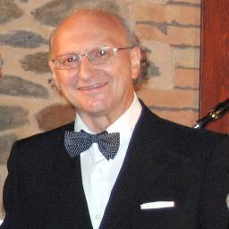 45 anni di volontariato, 35 nelle istituzioni, 35 di insegnamento, 26 nell'albo dei giornalisti, una cara famiglia, un debole per la poesia e lo spettacolo ...