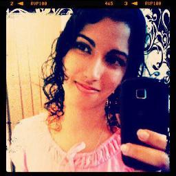Imperfeita,insatisfeita,mas feliz,assim sou eu.Sou contradição,sou imperfeição.Já sorri,fiz feliz.Já chorei,fiz chorar,me excedi,já magoei.Só Deus acerta sempre