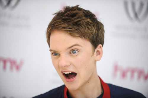 I'm a fangirl. I love Justin, Conor, Josh, Jennifer, THG, Emblem 3, One Direction & so much more!! Feel free to talk to mee:)!! Dutchie;)