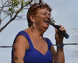 ♫Nada, nada, nada, naaada
eu não extou fazendu nadá
eu so quero dançar com vc… 
até a madrugadah...
...Vô vixtí mia saia ródada 
calçar minha sandáia pratíada…♫