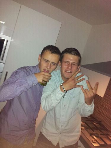 LeonvdFlowz's profile picture. bitch drink van me