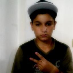 Eu faço , a minha parte da luta pela vida to disposto a morrer
Guiado por deus, vigiado por vermes
Porcos vão atras de você.(8)