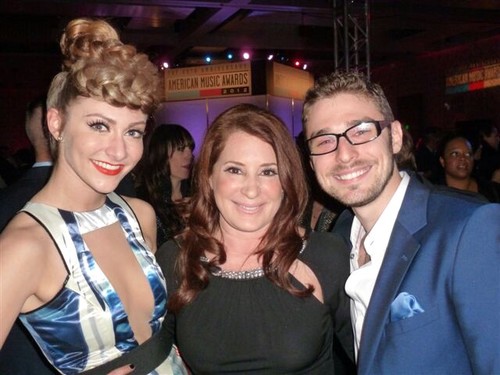 prettyintuitive's profile picture. Intuitive Energy Coach +Creative Genius +entrepreneur Mom/Wife/Friend who laughs daily while collecting art* shoes* books*lotions*potions*friends*experiences