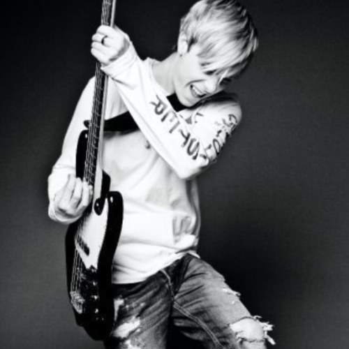 I love R5, Riker Lynch, Glee, and the Warblers! :) I follow back!