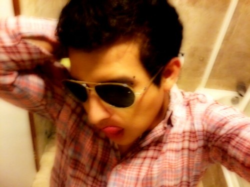 hOla... pues que decir sOy un chavo que se divierte,que le enkanta salir de antrO... bailar... etc... me gusta la muxik.... sigueme te siGoO ☆ ☆