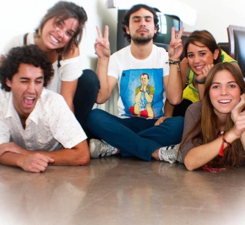 RadioVidaArteCulturaMúsicaRisaPsicología FilosofíaCineLibrosNosotrosTu. Escúchanos todos los Jueves de 4:00 a 6:00 X elocuencia 8080
