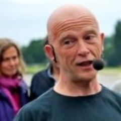 vader van Lot, Tine en Hanne - weduwnaar van Vera Chappel - gepensioneerd - voormalig ICT ondersteuner op KdG & tangolesgever