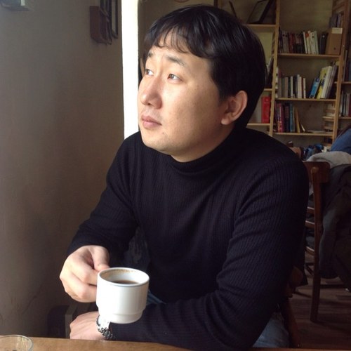 사진을 찍지 않는 사진가. 노래하지 않는 보컬리스트. 기타를 치지 않는 기타리스트. 아무것도 하지 않아도 사랑만은 하고 있는 로맨티스트