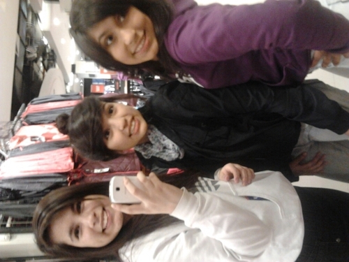 hello my name is Carla and I have new friends if you want to be my friend or friend follow me.