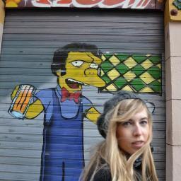 Profesora de Lengua y Literatura y periodista. 
A veces exploto bombillas, otras doy luz.