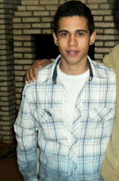capricorniano, 18 anos, corinthiano mais q roxo, adora jogar fut, hiperativo, chato pra caralh. mas engraçado também.