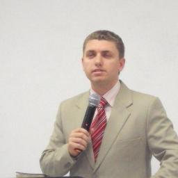Casado com Priscila Kessler e pai de Kemelyn e Jhonatam. Servo de Jesus Cristo é membro da AD floripa.