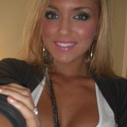 Official @RetweetMyNudes Girl :) 
I LOVE FUNNY GUYS (and some sexy girls, just don't tell my family!)
#TwitterAfterDark
Love you!