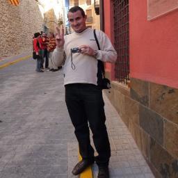 De vegades sóc professor substitut per Catalunya i de socials. Visc alguns dies de l´any a la Vila Joiosa. M´agrada la història, internet i la música de banda.