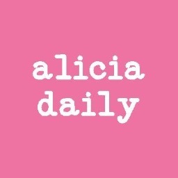 My name is Alicia. I'm a graphic designer and I love fashion and music. Spain